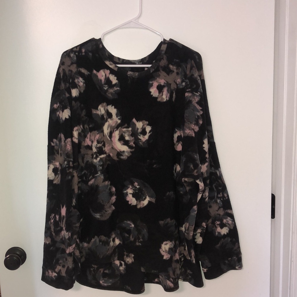 Fleece pullover with thumb holes